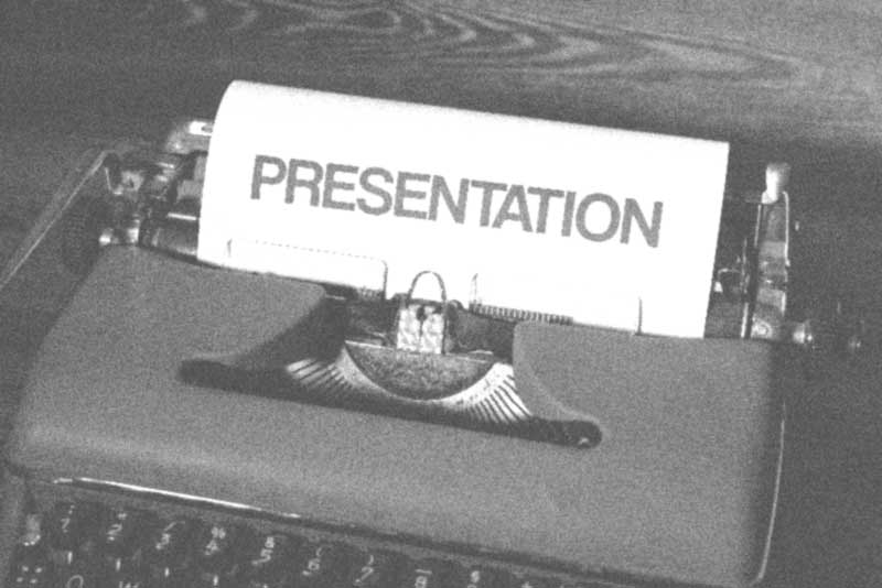 Machine à écrire et feuille de papier : présentation