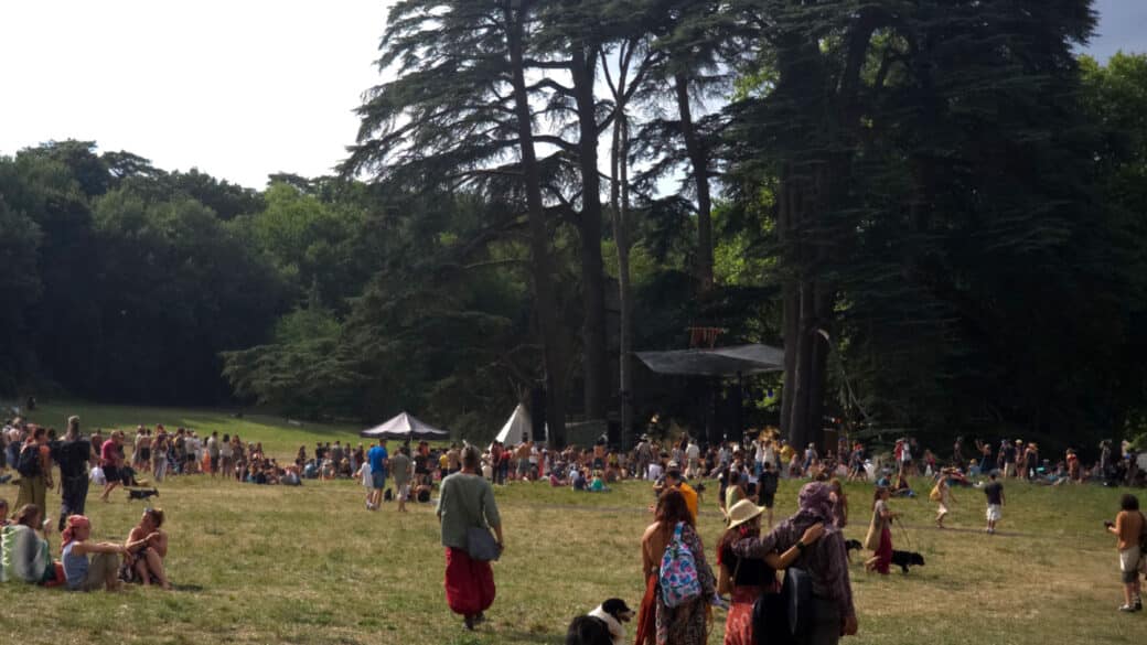 Un festival sans alcool : site du de Festival Le Rêve de l’Aborigène où familles, enfants, personnes en fauteuil, chiens circulent librement