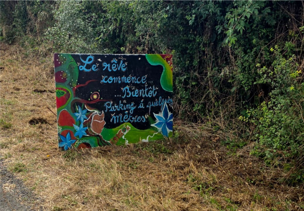 Le Rêve de l'Aborigène : Panneau signalétique de l'entrée du parking