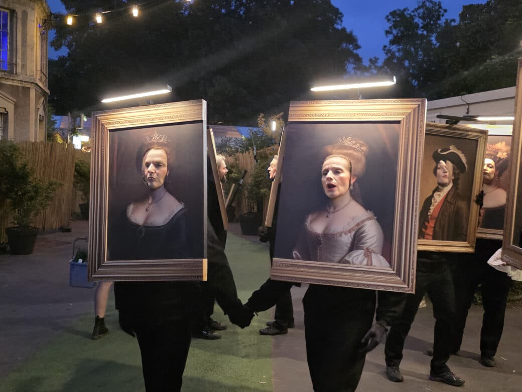 personnages (ou tableaux) costumés façon Renaissance au Festival Beauregard 2025