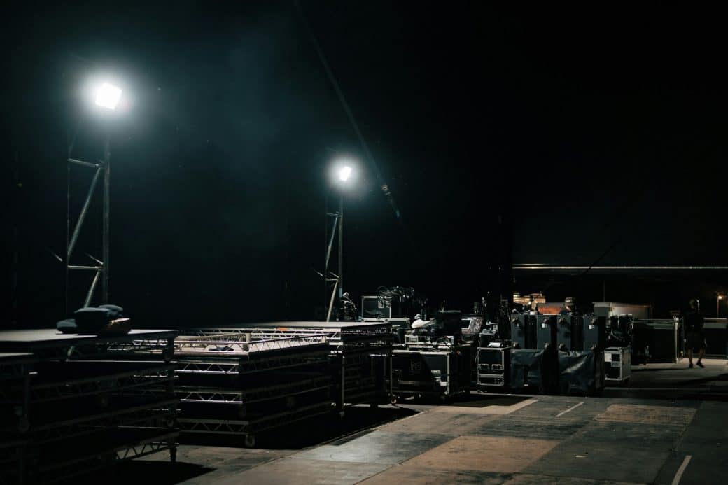 Backstage d'une scène de festival